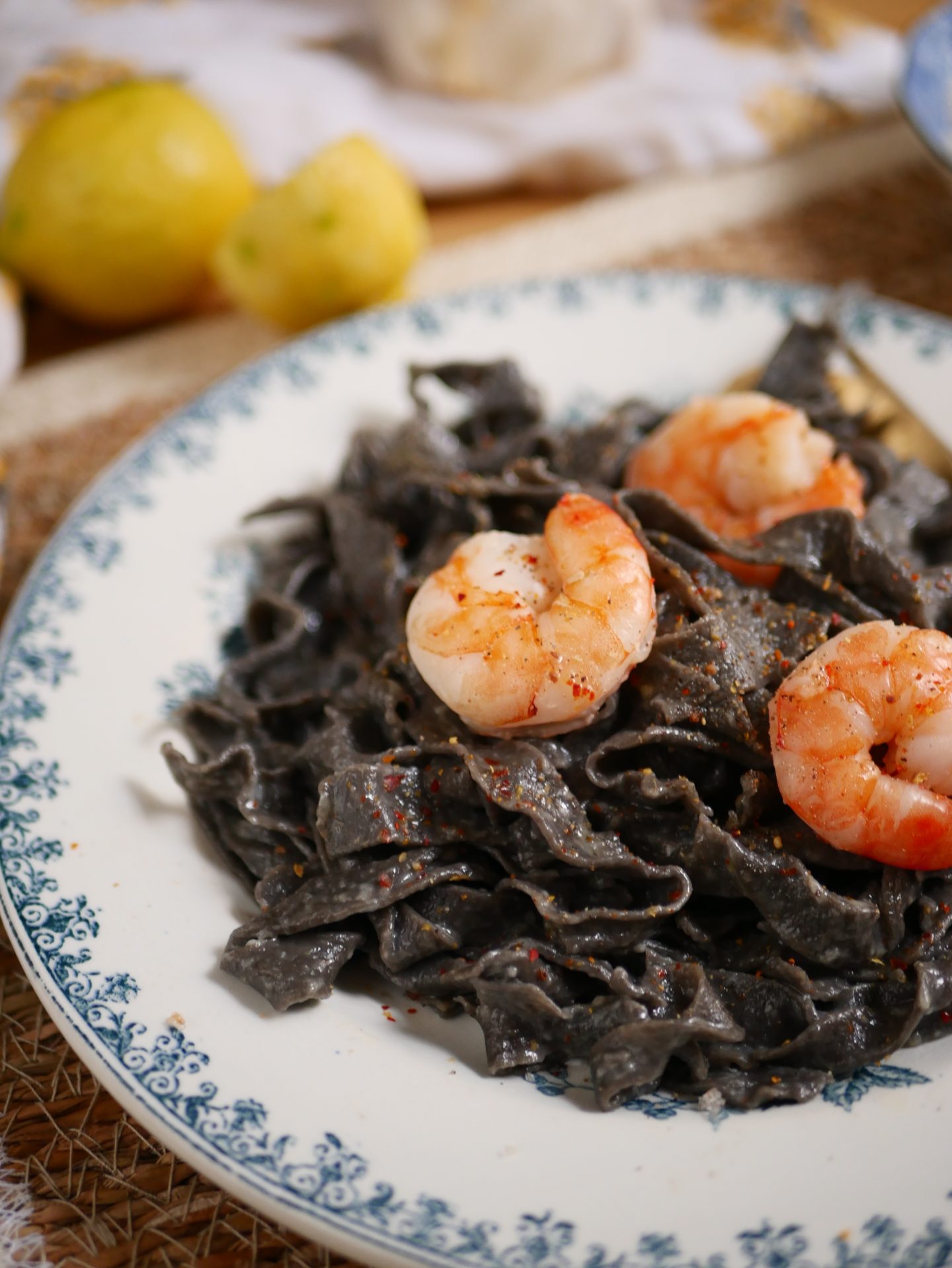 Tagliolini à l'encre de seiche et poissons